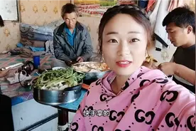 内蒙大龄姑娘，领小男友回娘家，跟父母喝白酒吃火锅，场面好温馨视频封面