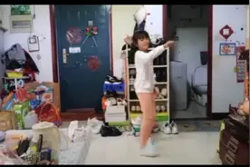 就是她，打聋了我第二只耳朵。亲生的，没办法。