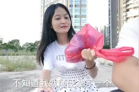 打工妹突然来大姨妈，小伙去买卫生巾，这种羞涩笑死人了视频封面