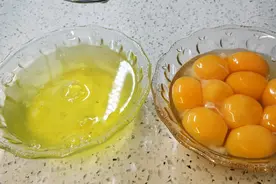 10个鸡蛋，蛋清蛋黄分开，做2道超火的美食视频封面