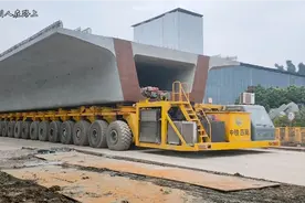 高铁箱梁怎么放运梁车上，看完提梁机的装车过程，就明白了