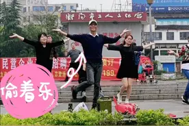 帅哥按奈不住偷着乐！视频封面