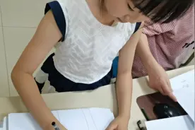 瑶瑶妹到我这里就会搞事，拿起我的纸笔一气呵成！怀疑是动症。视频封面