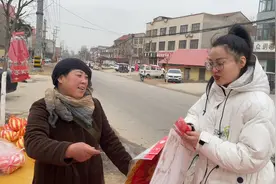 小伙帮妈妈摆摊偶遇女同学，小伙主动要联系方式，女孩会给吗？视频封面