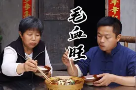 猫哥买新鲜黄喉做“毛血旺”，川味江湖菜代表，简单几招麻辣鲜视频封面