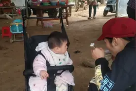 十个月的宝宝看到妈妈吃东西，也很想吃视频封面
