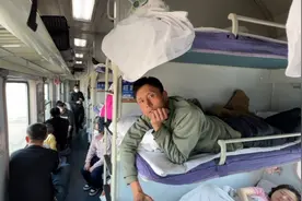 坐绿皮火车回家过年，马上就可以见到父母了，为什么不坐飞机呢？视频封面