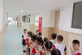 幼儿园老师对孩子不冷不热，对家长不理不睬？这样做才最明智🤪视频封面