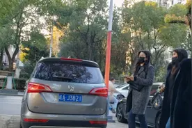 穿灰大衣的女人，风度翩翩，优雅斯文，沉稳干练，是个成功女士视频封面