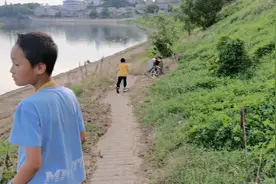 饭后江边散步，小儿子不小心摔了一跤，把手给摔出血了，看得可怜视频封面