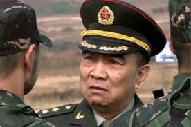 何晨光被破格提拔，晋升中尉军衔，一起入伍的王艳有点受不了视频封面