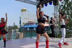 北京环球影城，环球流行乐表演，老外唱的好卖力啊！视频封面