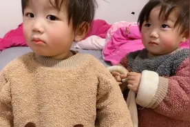 双胞胎宝宝最近突然不爱吃饭了，是不是零食吃多了，明天全部断掉视频封面