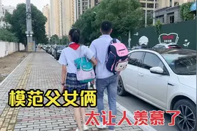 宝爸把女儿宠上天，一旁的妈妈吃醋了，最后女儿的举动让人很感动视频封面