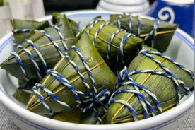 煮粽子时用清水煮是大错！教你一招，粽子又香又糯不夹生不漏米视频封面