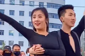 网红姐弟果果不不休闲伦巴舞，引来无数观众围观，美爆了视频封面