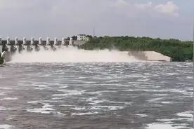 嫩江水位暴涨，尼尔基水电站也在泄洪，江水浩浩汤汤，一泄千里！视频封面