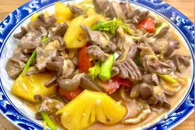 菠萝正当季4块钱买一个，做一道潮汕特色菜：菠萝炒鸡胗，真香视频封面