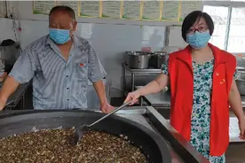 鲁山一老中医为村民免费熬制中药提高免疫力视频封面