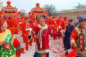 太原街头迎亲8抬大轿16抬鸳鸯轿32抬龍鳯轿