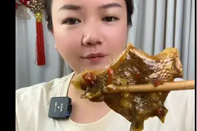 喜欢吃鱼的人一定要试试鱼下巴，肉嫩无小刺，炖出来一吸就脱骨了视频封面
