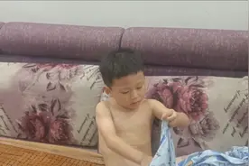 四岁宝宝自己洗澡穿衣服及学习的样子视频封面