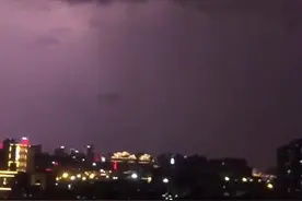 远处天空一直闪电打雷，玉洞洒了一点雨就停了，希望大家平平安安图片