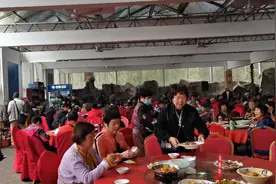 老年人旅游团500人一起吃饭的场景视频封面