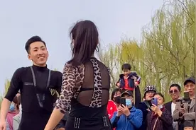 挺拔英俊的果果漂亮可爱的不不姐弟来唐山表演，观众都慕名前来