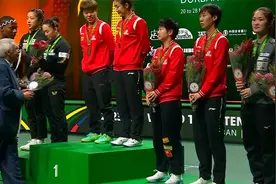 世乒赛女双颁奖，陈梦/王艺迪绕圈礼貌登顶，"海产姐妹"全程黑脸视频封面