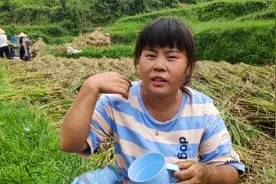 农活多到干不完，小娟今天累得变成大花脸，这样的女人你会喜欢吗视频封面