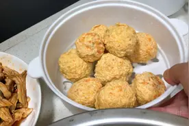 看我用新买的鸡大胸给毛孩做的元气蛋，把俩宝馋死了刚出锅就想吃视频封面