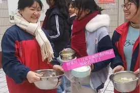 学生使用一次性餐具，浪费和污染惊人，但也有自带餐具的小可爱