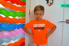 小男孩玩有趣的气球，还被关在了房间视频封面