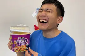 妹妹半夜饿了，偷偷给她做老坛酸菜牛肉面，妹妹：这味真香！视频封面
