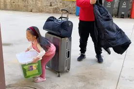 时隔11天父女再次见面，女儿说见到爸爸很开心，但不知他来住多久视频封面