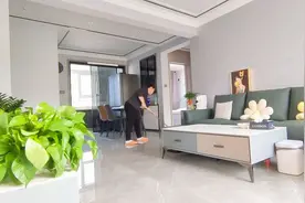 新房入住一个月，最不后悔是家里铺了浅灰色的地砖，耐脏适合懒人视频封面