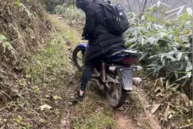 湖南农村牛人悬崖边骑摩托挑战18弯 脚不准落地 一个敢开一个敢骑视频封面