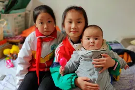 姐妹花吃过饭非要抱小妹妹，抱的还有模有样呢！视频封面