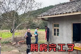 厨房完工道哥开心极了，老丈人点鞭炮庆祝，晚上喝庆功酒视频封面