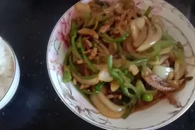 电饭煲定时功能真好！自己再炒个肉丝青椒！一中午紧忙啊！