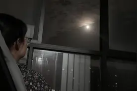 超级月亮～枯守阳台，静看月移，欲效李白，画虎摹皮视频封面