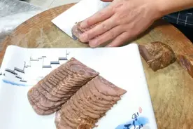 酱牛肉加工好这样卷起来切是很成形的视频封面