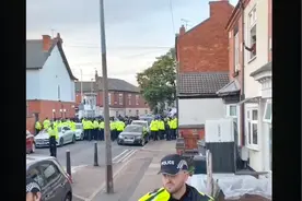 英国莱斯特地区，印度教徒和穆斯林之间的冲突，警察到场调解。视频封面