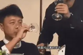 54岁的李克勤在酒局上被灌酒，说压力大视频封面
