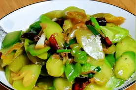 家常菜小炒黄瓜的做法，爽脆入味不出汤，开胃又下饭，减脂又营养