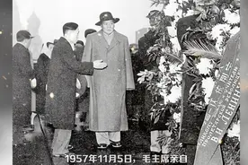 毛主席在莫斯科红场拜谒列宁，向伟大的导师献花圈视频封面