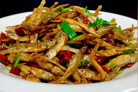 小鱼干放锅里蒸一蒸，岀锅香辣开胃下饭，做法简单，好吃无腥味视频封面