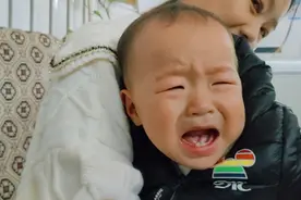 女儿咳嗽不吃药，小谢无奈带去打针，第一次打屁股针哭的梨花带雨视频封面