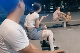 小伙晚上9点下班，又碰到两个漂亮的小姐姐，过去一聊高兴坏了视频封面